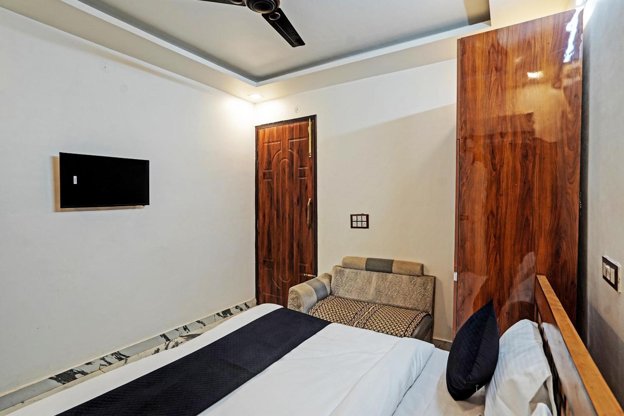 Play- Platinum Sector144 Couple Friendly Hotel Noida Ngoại thất bức ảnh