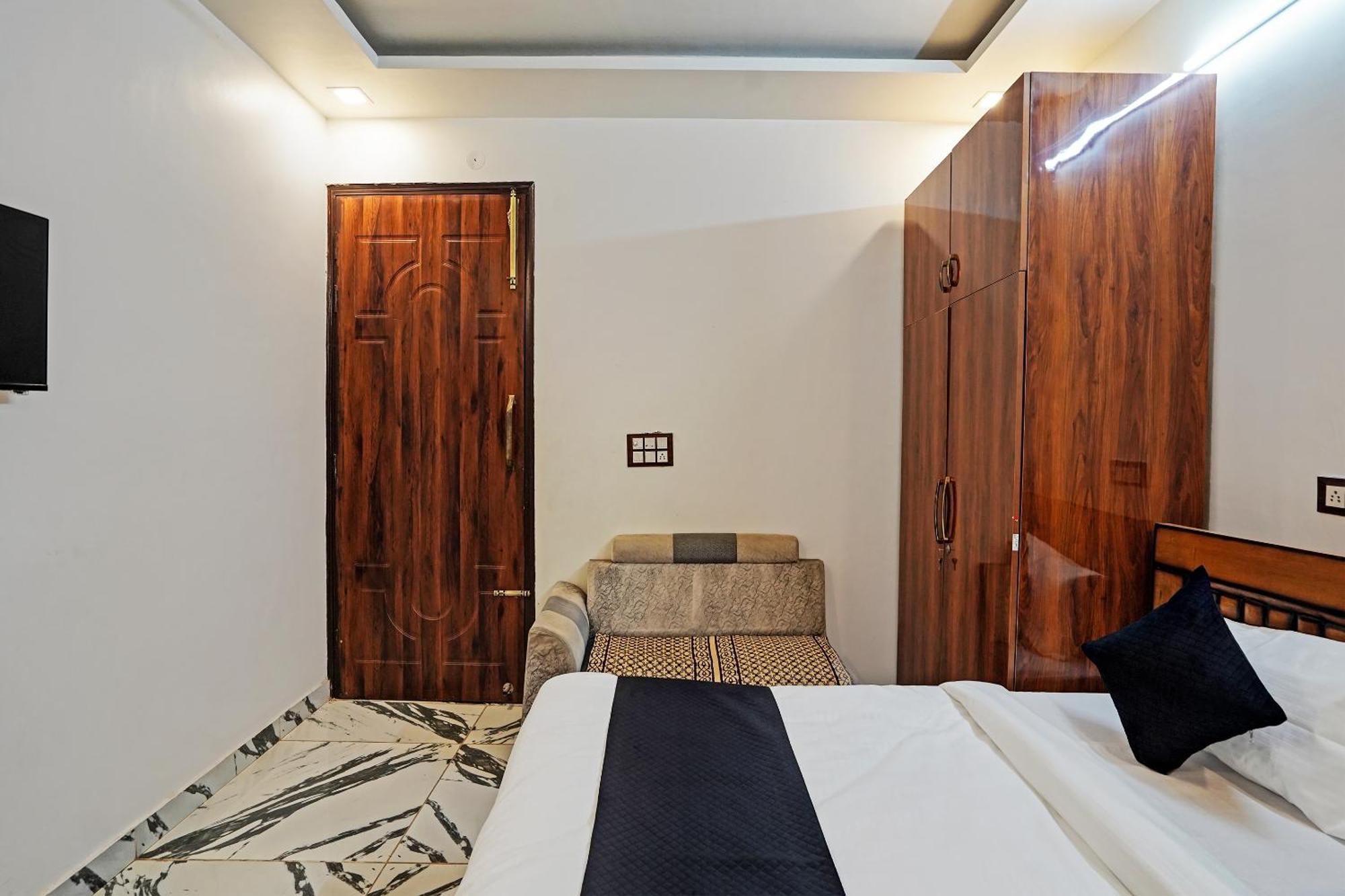 Play- Platinum Sector144 Couple Friendly Hotel Noida Ngoại thất bức ảnh