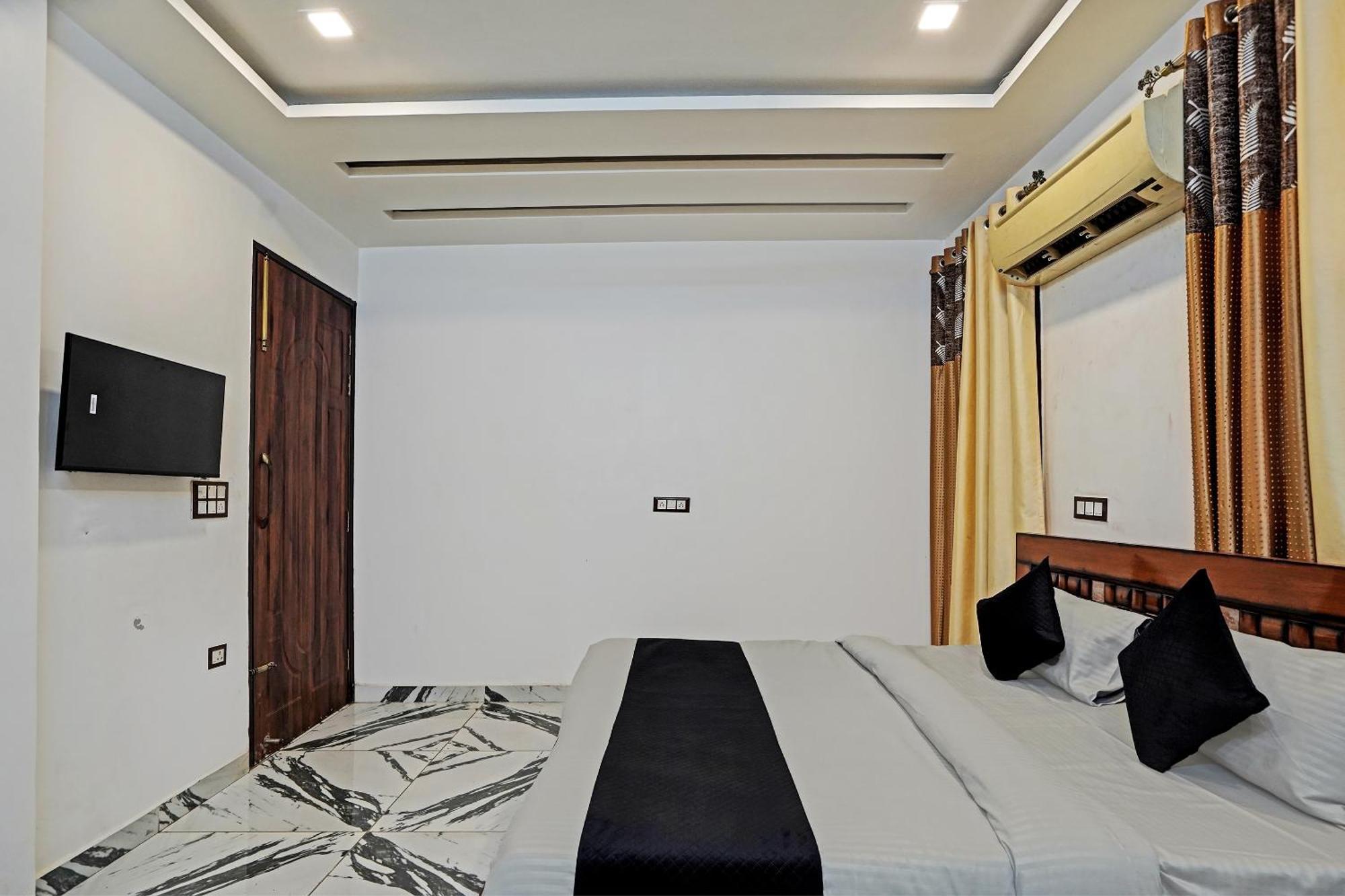 Play- Platinum Sector144 Couple Friendly Hotel Noida Ngoại thất bức ảnh