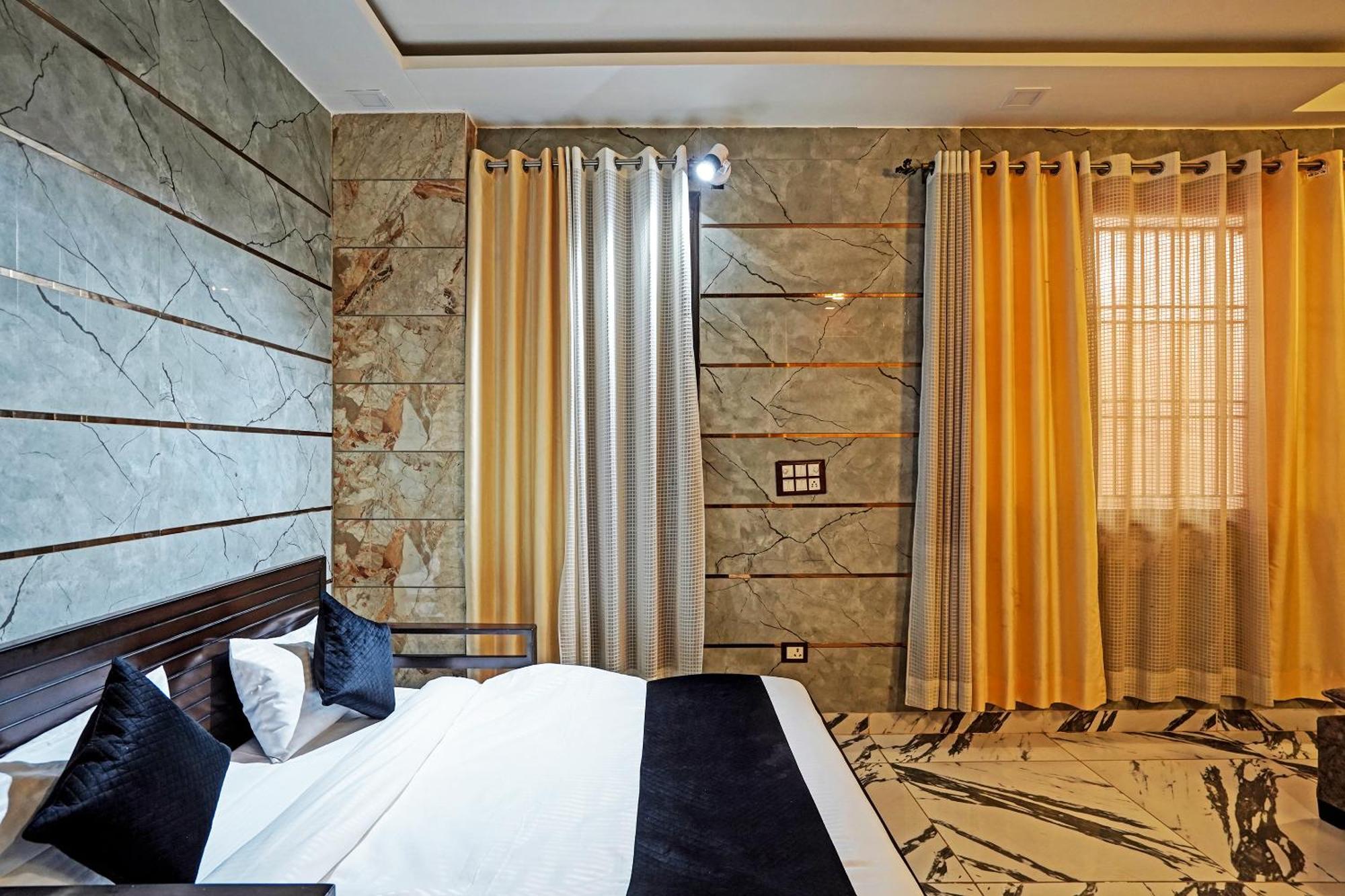 Play- Platinum Sector144 Couple Friendly Hotel Noida Ngoại thất bức ảnh