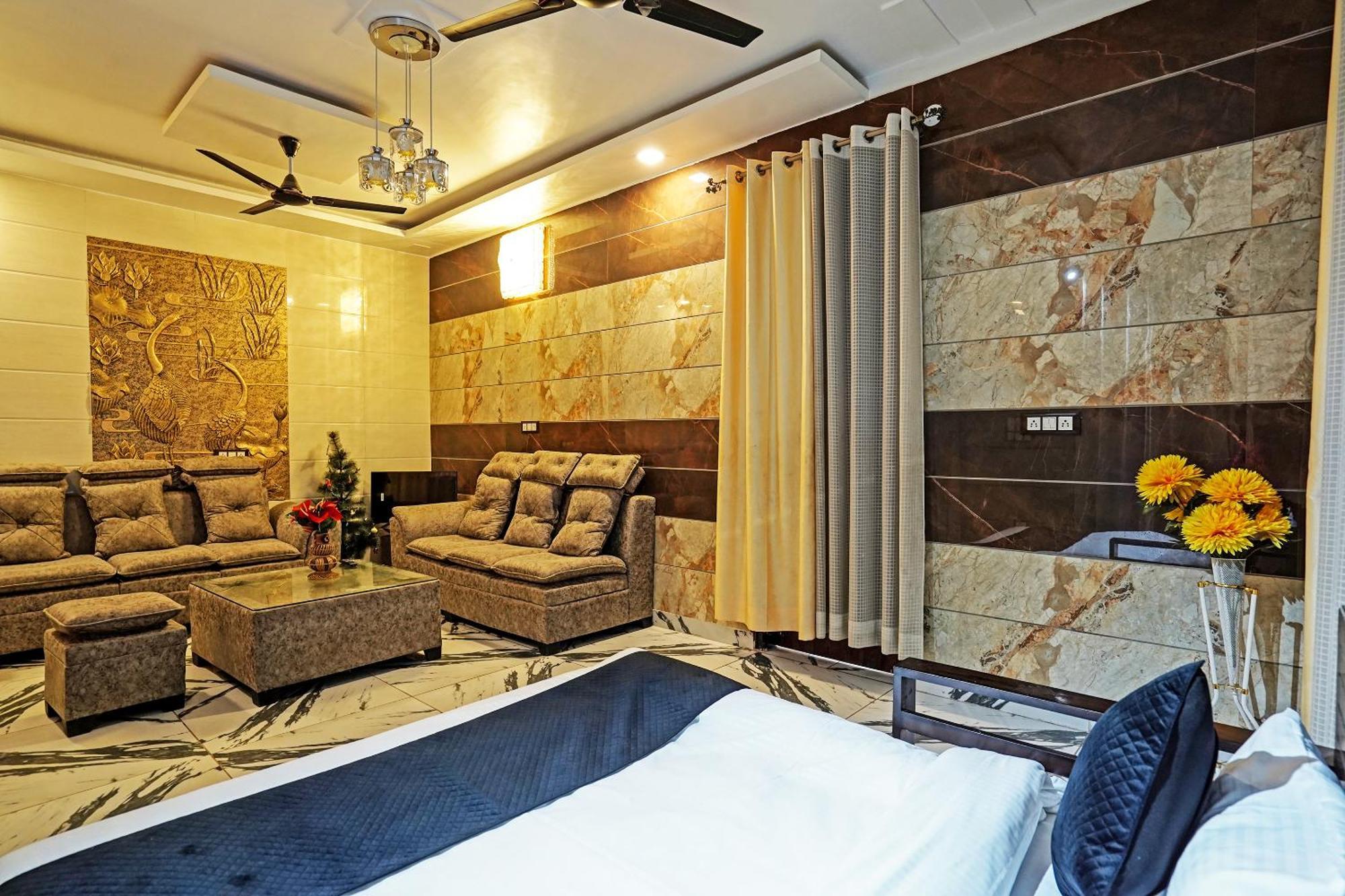Play- Platinum Sector144 Couple Friendly Hotel Noida Ngoại thất bức ảnh