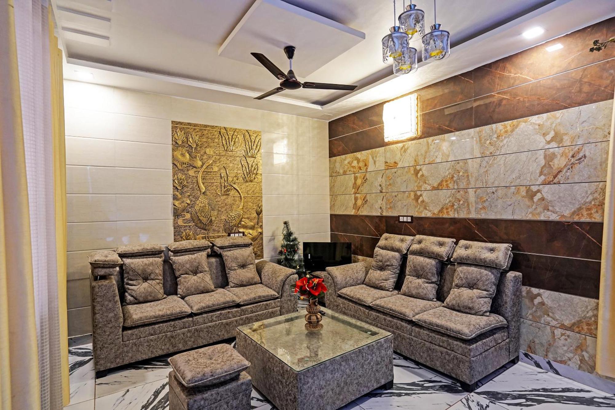 Play- Platinum Sector144 Couple Friendly Hotel Noida Ngoại thất bức ảnh